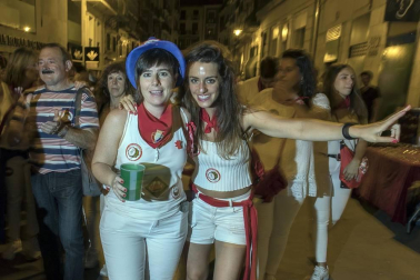Puntuales como siempre, a las 23.59 del jueves 11 de julio, Pamplona volvió a sentir el vibrar sonoro del Struendo de Iruña, un acto no recogido en el programa pero de gran aceptación popular.
