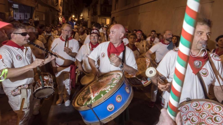 Puntuales como siempre, a las 23.59 del jueves 11 de julio, Pamplona volvió a sentir el vibrar sonoro del Struendo de Iruña, un acto no recogido en el programa pero de gran aceptación popular.