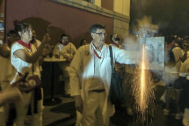 Puntuales como siempre, a las 23.59 del jueves 11 de julio, Pamplona volvió a sentir el vibrar sonoro del Struendo de Iruña, un acto no recogido en el programa pero de gran aceptación popular.