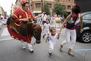 Fotos del recorrido de los gigantes y cabezudos de Pamplona del día 9 de julio de San Fermín 2019