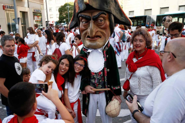 Fotos del recorrido de los gigantes y cabezudos de Pamplona del día 9 de julio de San Fermín 2019