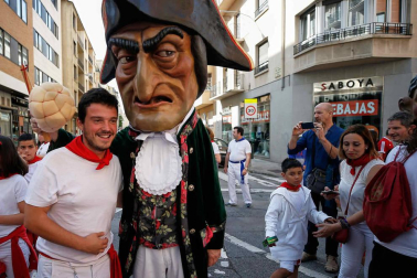 Fotos del recorrido de los gigantes y cabezudos de Pamplona del día 9 de julio de San Fermín 2019
