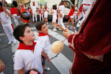 Fotos del recorrido de los gigantes y cabezudos de Pamplona del día 9 de julio de San Fermín 2019