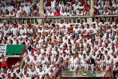 Público asistente a la Plaza de Toros de Pamplona durante la séptima corrida de la Feria del Toro 2019 con la ganadería de La Palmosilla para los diestros José Garrido, Luis David Adame y Javier Marín