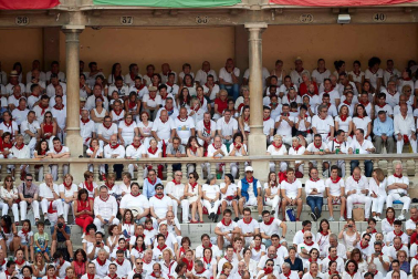 Público asistente a la Plaza de Toros de Pamplona durante la séptima corrida de la Feria del Toro 2019 con la ganadería de La Palmosilla para los diestros José Garrido, Luis David Adame y Javier Marín
