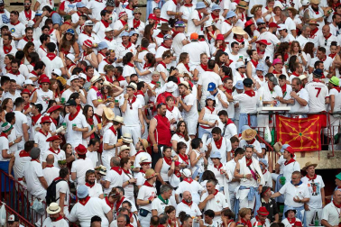 Público asistente a la Plaza de Toros de Pamplona durante la séptima corrida de la Feria del Toro 2019 con la ganadería de La Palmosilla para los diestros José Garrido, Luis David Adame y Javier Marín