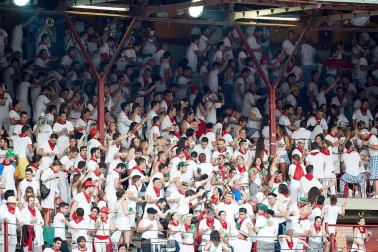 Público asistente a la Plaza de Toros de Pamplona durante la séptima corrida de la Feria del Toro 2019 con la ganadería de La Palmosilla para los diestros José Garrido, Luis David Adame y Javier Marín