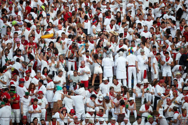 Público asistente a la Plaza de Toros de Pamplona durante la séptima corrida de la Feria del Toro 2019 con la ganadería de La Palmosilla para los diestros José Garrido, Luis David Adame y Javier Marín