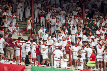 Público asistente a la Plaza de Toros de Pamplona durante la séptima corrida de la Feria del Toro 2019 con la ganadería de La Palmosilla para los diestros José Garrido, Luis David Adame y Javier Marín