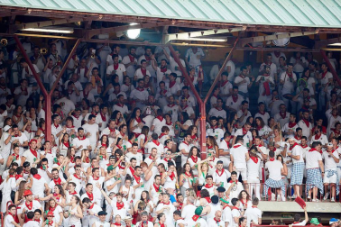 Público asistente a la Plaza de Toros de Pamplona durante la séptima corrida de la Feria del Toro 2019 con la ganadería de La Palmosilla para los diestros José Garrido, Luis David Adame y Javier Marín