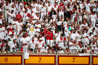 Público asistente a la Plaza de Toros de Pamplona durante la séptima corrida de la Feria del Toro 2019 con la ganadería de La Palmosilla para los diestros José Garrido, Luis David Adame y Javier Marín