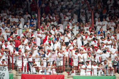 Público asistente a la Plaza de Toros de Pamplona durante la séptima corrida de la Feria del Toro 2019 con la ganadería de La Palmosilla para los diestros José Garrido, Luis David Adame y Javier Marín