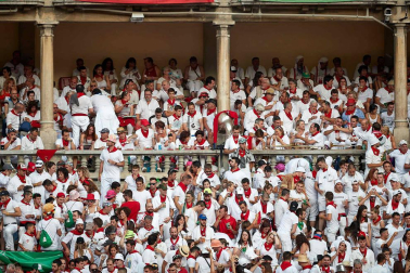 Público asistente a la Plaza de Toros de Pamplona durante la séptima corrida de la Feria del Toro 2019 con la ganadería de La Palmosilla para los diestros José Garrido, Luis David Adame y Javier Marín
