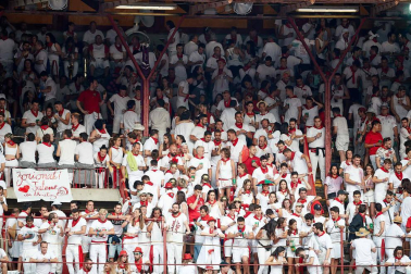 Público asistente a la Plaza de Toros de Pamplona durante la séptima corrida de la Feria del Toro 2019 con la ganadería de La Palmosilla para los diestros José Garrido, Luis David Adame y Javier Marín