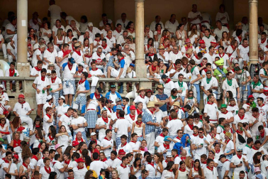 Público asistente a la Plaza de Toros de Pamplona durante la séptima corrida de la Feria del Toro 2019 con la ganadería de La Palmosilla para los diestros José Garrido, Luis David Adame y Javier Marín