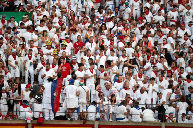 Público asistente a la Plaza de Toros de Pamplona durante la séptima corrida de la Feria del Toro 2019 con la ganadería de La Palmosilla para los diestros José Garrido, Luis David Adame y Javier Marín