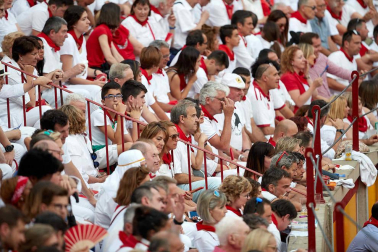 Público asistente a la Plaza de Toros de Pamplona durante la séptima corrida de la Feria del Toro 2019 con la ganadería de La Palmosilla para los diestros José Garrido, Luis David Adame y Javier Marín