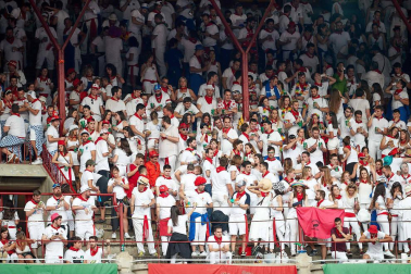 Público asistente a la Plaza de Toros de Pamplona durante la séptima corrida de la Feria del Toro 2019 con la ganadería de La Palmosilla para los diestros José Garrido, Luis David Adame y Javier Marín