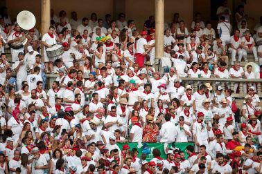 Público asistente a la Plaza de Toros de Pamplona durante la séptima corrida de la Feria del Toro 2019 con la ganadería de La Palmosilla para los diestros José Garrido, Luis David Adame y Javier Marín