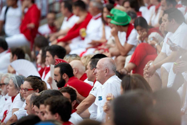 Público asistente a la Plaza de Toros de Pamplona durante la séptima corrida de la Feria del Toro 2019 con la ganadería de La Palmosilla para los diestros José Garrido, Luis David Adame y Javier Marín