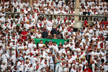 Público asistente a la Plaza de Toros de Pamplona durante la séptima corrida de la Feria del Toro 2019 con la ganadería de La Palmosilla para los diestros José Garrido, Luis David Adame y Javier Marín