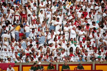 Público asistente a la Plaza de Toros de Pamplona durante la séptima corrida de la Feria del Toro 2019 con la ganadería de La Palmosilla para los diestros José Garrido, Luis David Adame y Javier Marín