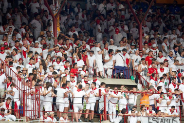 Público asistente a la Plaza de Toros de Pamplona durante la séptima corrida de la Feria del Toro 2019 con la ganadería de La Palmosilla para los diestros José Garrido, Luis David Adame y Javier Marín