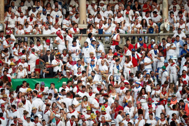 Público asistente a la Plaza de Toros de Pamplona durante la séptima corrida de la Feria del Toro 2019 con la ganadería de La Palmosilla para los diestros José Garrido, Luis David Adame y Javier Marín