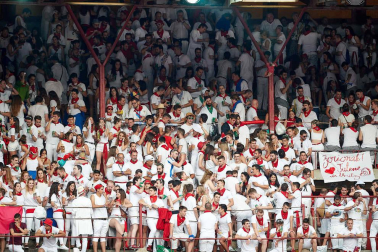 Público asistente a la Plaza de Toros de Pamplona durante la séptima corrida de la Feria del Toro 2019 con la ganadería de La Palmosilla para los diestros José Garrido, Luis David Adame y Javier Marín