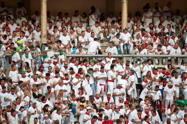 Público asistente a la Plaza de Toros de Pamplona durante la séptima corrida de la Feria del Toro 2019 con la ganadería de La Palmosilla para los diestros José Garrido, Luis David Adame y Javier Marín