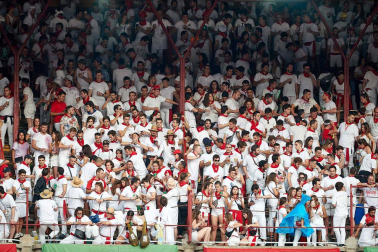 Público asistente a la Plaza de Toros de Pamplona durante la séptima corrida de la Feria del Toro 2019 con la ganadería de La Palmosilla para los diestros José Garrido, Luis David Adame y Javier Marín