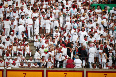 Público asistente a la Plaza de Toros de Pamplona durante la séptima corrida de la Feria del Toro 2019 con la ganadería de La Palmosilla para los diestros José Garrido, Luis David Adame y Javier Marín