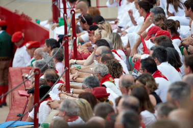 Público asistente a la Plaza de Toros de Pamplona durante la séptima corrida de la Feria del Toro 2019 con la ganadería de La Palmosilla para los diestros José Garrido, Luis David Adame y Javier Marín
