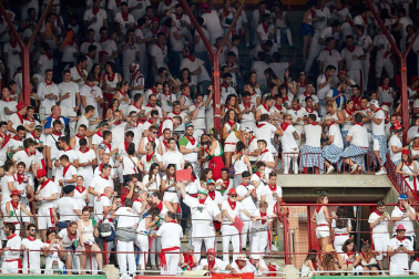 Público asistente a la Plaza de Toros de Pamplona durante la séptima corrida de la Feria del Toro 2019 con la ganadería de La Palmosilla para los diestros José Garrido, Luis David Adame y Javier Marín