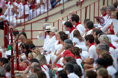 Público asistente a la Plaza de Toros de Pamplona durante la séptima corrida de la Feria del Toro 2019 con la ganadería de La Palmosilla para los diestros José Garrido, Luis David Adame y Javier Marín