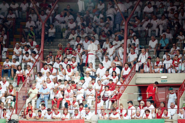 Público asistente a la Plaza de Toros de Pamplona durante la séptima corrida de la Feria del Toro 2019 con la ganadería de La Palmosilla para los diestros José Garrido, Luis David Adame y Javier Marín