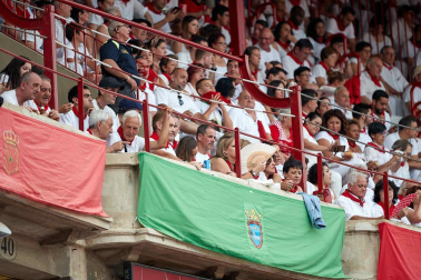 Público asistente a la Plaza de Toros de Pamplona durante la séptima corrida de la Feria del Toro 2019 con la ganadería de La Palmosilla para los diestros José Garrido, Luis David Adame y Javier Marín