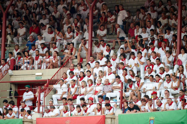 Público asistente a la Plaza de Toros de Pamplona durante la séptima corrida de la Feria del Toro 2019 con la ganadería de La Palmosilla para los diestros José Garrido, Luis David Adame y Javier Marín