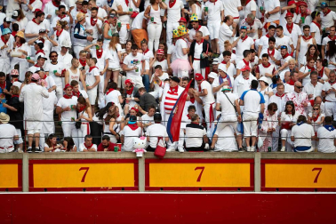 Público asistente a la Plaza de Toros de Pamplona durante la séptima corrida de la Feria del Toro 2019 con la ganadería de La Palmosilla para los diestros José Garrido, Luis David Adame y Javier Marín
