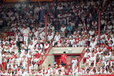 Público asistente a la Plaza de Toros de Pamplona durante la séptima corrida de la Feria del Toro 2019 con la ganadería de La Palmosilla para los diestros José Garrido, Luis David Adame y Javier Marín