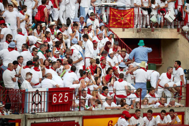 Público asistente a la Plaza de Toros de Pamplona durante la séptima corrida de la Feria del Toro 2019 con la ganadería de La Palmosilla para los diestros José Garrido, Luis David Adame y Javier Marín