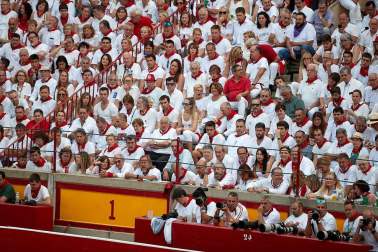 Público asistente a la Plaza de Toros de Pamplona durante la séptima corrida de la Feria del Toro 2019 con la ganadería de La Palmosilla para los diestros José Garrido, Luis David Adame y Javier Marín