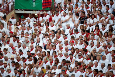 Público asistente a la Plaza de Toros de Pamplona durante la séptima corrida de la Feria del Toro 2019 con la ganadería de La Palmosilla para los diestros José Garrido, Luis David Adame y Javier Marín