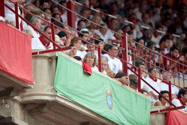Público asistente a la Plaza de Toros de Pamplona durante la séptima corrida de la Feria del Toro 2019 con la ganadería de La Palmosilla para los diestros José Garrido, Luis David Adame y Javier Marín