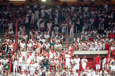Público asistente a la Plaza de Toros de Pamplona durante la séptima corrida de la Feria del Toro 2019 con la ganadería de La Palmosilla para los diestros José Garrido, Luis David Adame y Javier Marín