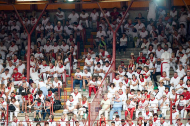 Público asistente a la Plaza de Toros de Pamplona durante la séptima corrida de la Feria del Toro 2019 con la ganadería de La Palmosilla para los diestros José Garrido, Luis David Adame y Javier Marín