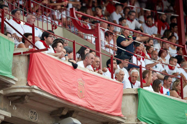 Público asistente a la Plaza de Toros de Pamplona durante la séptima corrida de la Feria del Toro 2019 con la ganadería de La Palmosilla para los diestros José Garrido, Luis David Adame y Javier Marín