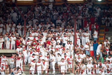 Público asistente a la Plaza de Toros de Pamplona durante la séptima corrida de la Feria del Toro 2019 con la ganadería de La Palmosilla para los diestros José Garrido, Luis David Adame y Javier Marín