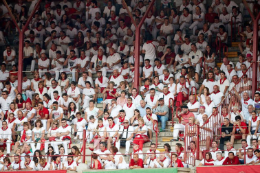 Público asistente a la Plaza de Toros de Pamplona durante la séptima corrida de la Feria del Toro 2019 con la ganadería de La Palmosilla para los diestros José Garrido, Luis David Adame y Javier Marín