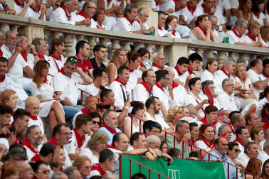 Público asistente a la Plaza de Toros de Pamplona durante la séptima corrida de la Feria del Toro 2019 con la ganadería de La Palmosilla para los diestros José Garrido, Luis David Adame y Javier Marín